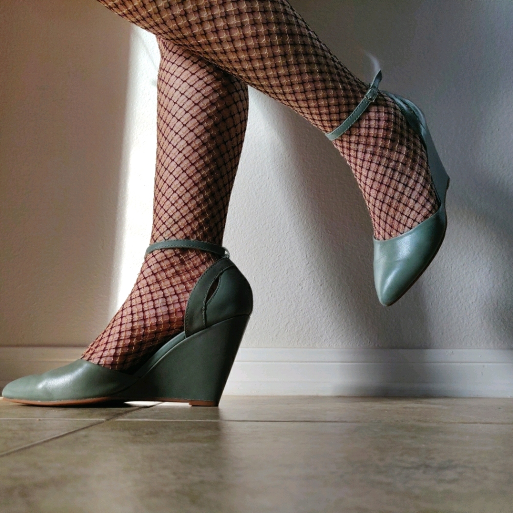 Vintage style pinup wiggle ankle strap wedge heels